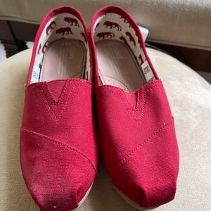 TOMS red slip on flats…size 8.5W